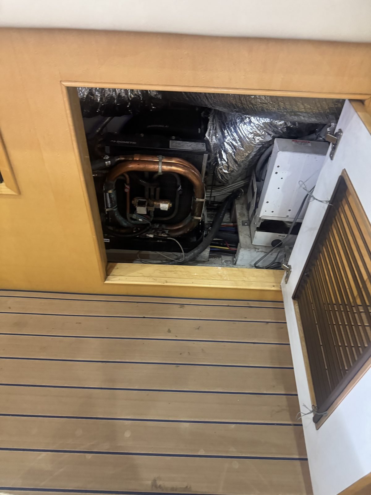 Marine air conditioning unit installed in a boat cabinet